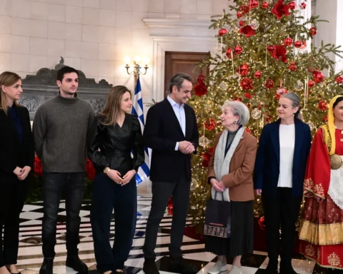 πρωθυπουργός χριστουγεννιάτικα κάλαντα