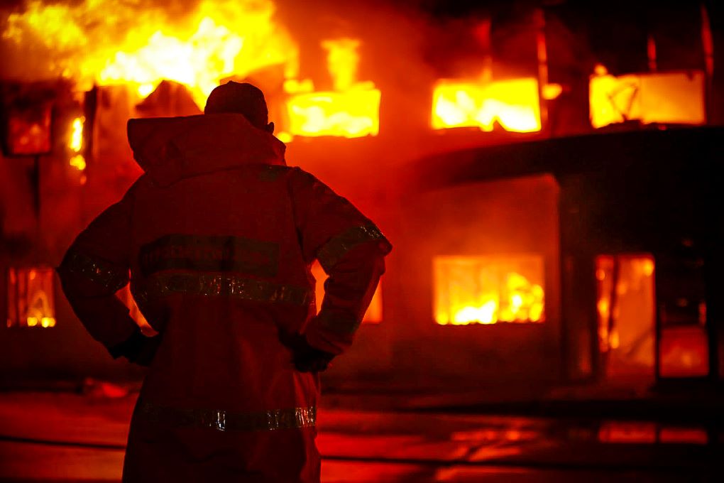 φωτιά εργοστάσιο καραμολέγκος, φωτιά καραμολέγκος, φωτια κορωπι, εγοστασιο καραμολεγκοσ καηκε, 