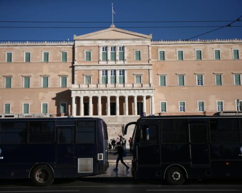 Δίωξη στη σύζυγο του αστυνομικού της Βουλής για βιασμό και κατάχρηση ανηλίκου