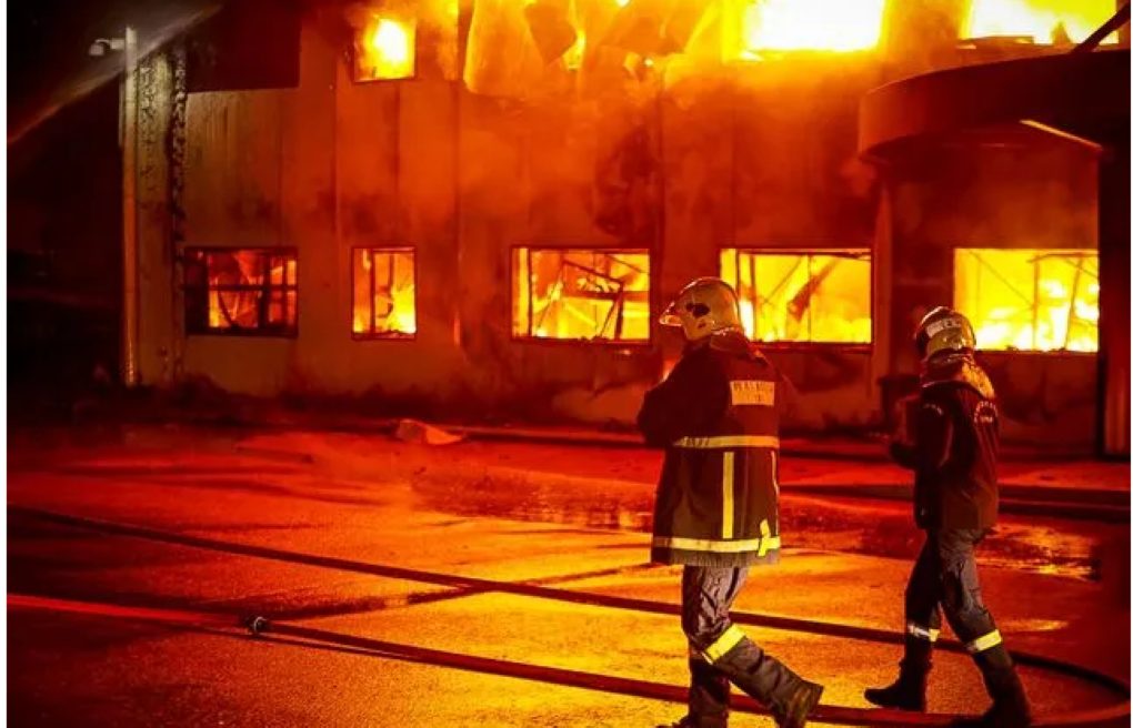 φωτιά εργοστάσιο καραμολέγκος, φωτιά καραμολέγκος, φωτια κορωπι, εγοστασιο καραμολεγκοσ καηκε, 