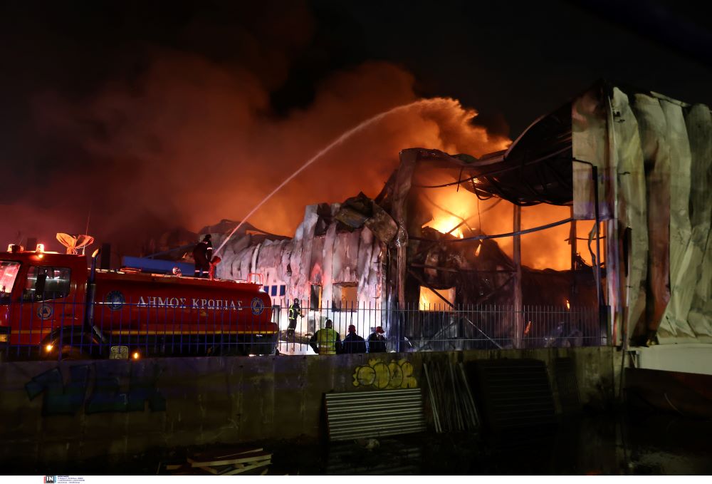 φωτιά εργοστάσιο καραμολέγκος, φωτιά καραμολέγκος, φωτια κορωπι, εγοστασιο καραμολεγκοσ καηκε, 