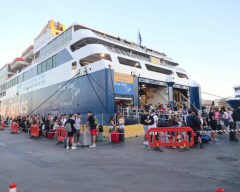 Στόχος κυβέρνησης και ακτοπλοΐας να συγκρατήσουν τις τιμές στα εισιτήρια