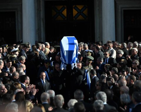 Το τελευταίο αντίο στο Κώστα Σημίτη - Ενταφιάστηκε δίπλα στον Ανδρέα Παπανδρέου