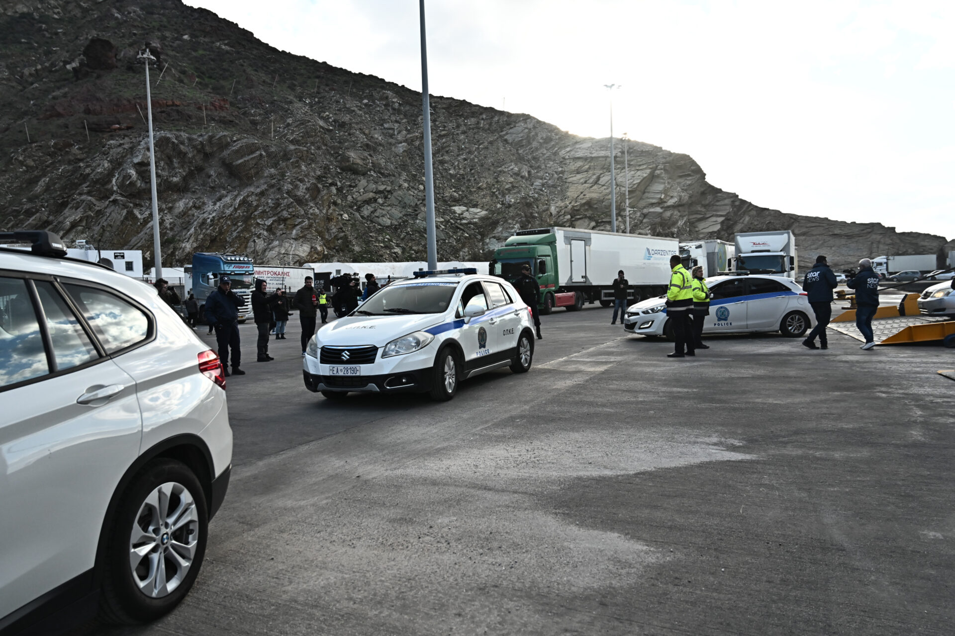 Απόβαση Στρατού, Πυροσβεστικής και Αστυνομίας στη Σαντορίνη - Δείτε φωτογραφίες