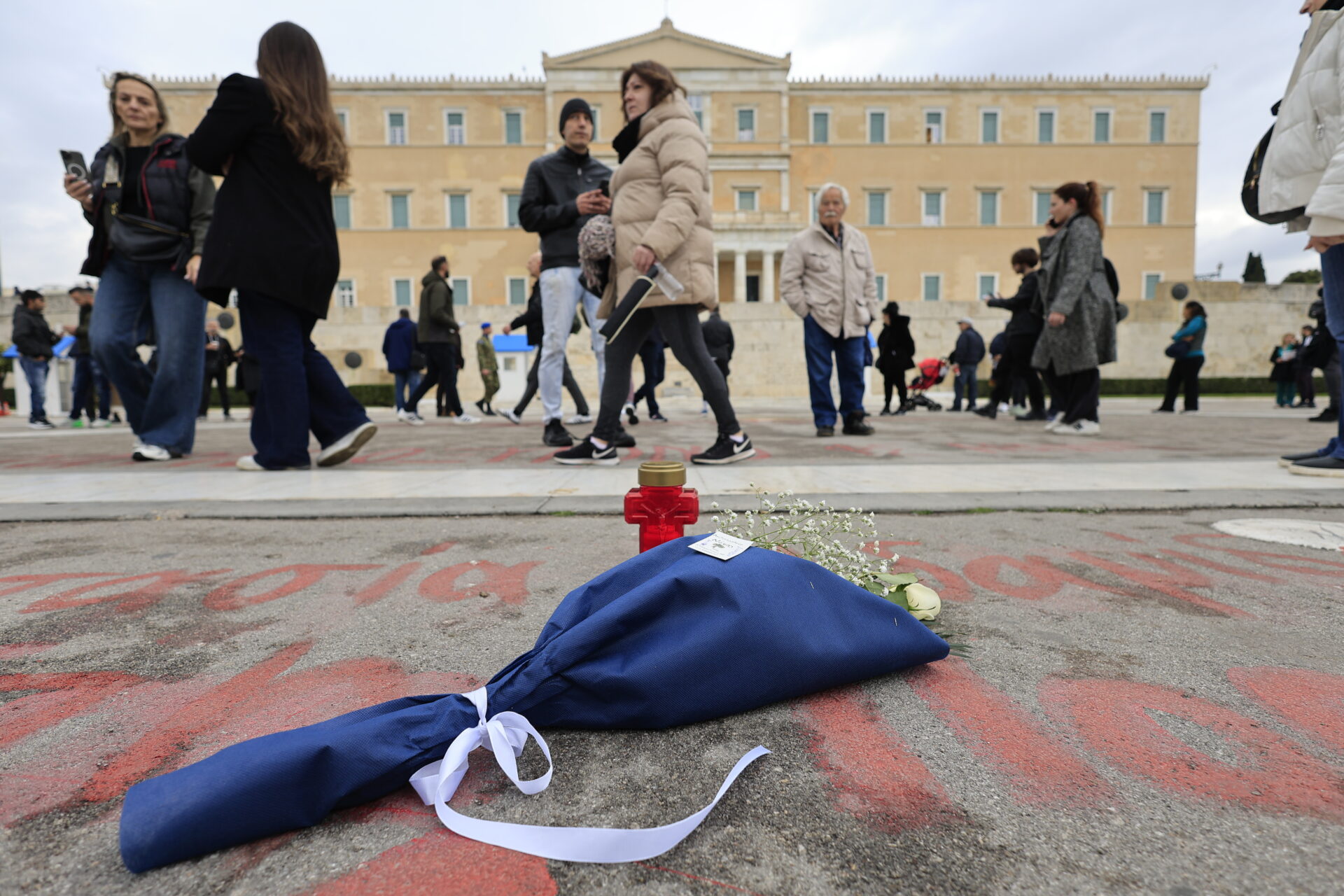 ΑΠΕΡΓΙΑΚΗ ΣΥΓΚΕΝΤΡΩΣΗ ΣΤΗΝ ΑΘΗΝΑ ΓΙΑ ΤΗΝ ΣΥΜΠΛΗΡΩΣΗ ΔΥΟ ΧΡΟΝΩΝ ΑΠΟ ΤΟ ΣΙΔΗΡΟΔΡΟΜΙΚΟ ΔΥΣΤΥΧΗΜΑ ΤΩΝ ΤΕΜΠΩΝ