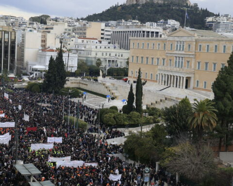 ΑΠΕΡΓΙΑΚΗ ΣΥΓΚΕΝΤΡΩΣΗ ΣΤΗΝ ΑΘΗΝΑ ΓΙΑ ΤΗΝ ΣΥΜΠΛΗΡΩΣΗ ΔΥΟ ΧΡΟΝΩΝ ΑΠΟ ΤΟ ΣΙΔΗΡΟΔΡΟΜΙΚΟ ΔΥΣΤΥΧΗΜΑ ΤΩΝ ΤΕΜΠΩΝ