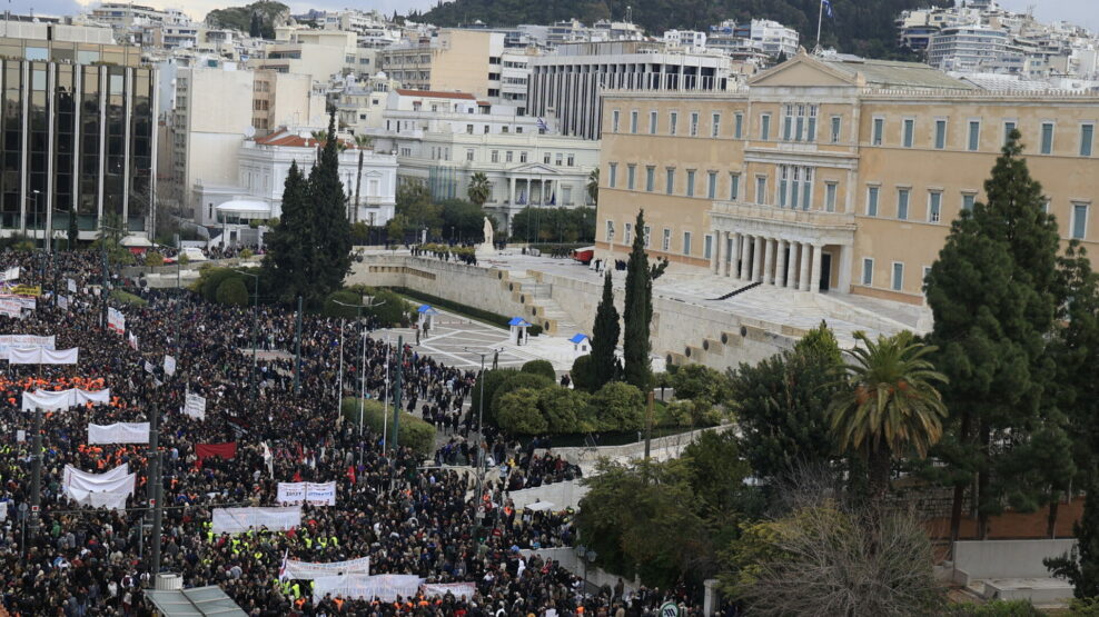 ΑΠΕΡΓΙΑΚΗ ΣΥΓΚΕΝΤΡΩΣΗ ΣΤΗΝ ΑΘΗΝΑ ΓΙΑ ΤΗΝ ΣΥΜΠΛΗΡΩΣΗ ΔΥΟ ΧΡΟΝΩΝ ΑΠΟ ΤΟ ΣΙΔΗΡΟΔΡΟΜΙΚΟ ΔΥΣΤΥΧΗΜΑ ΤΩΝ ΤΕΜΠΩΝ