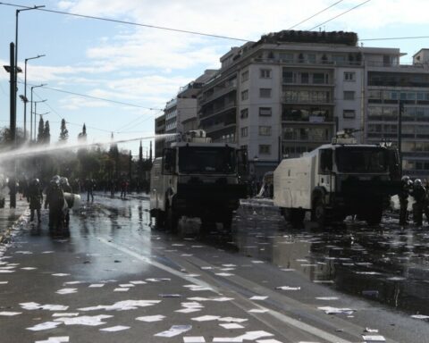 Συλλαλητήριο Τέμπη: Συνεχίζονται τα επεισόδια πέριξ του Συντάγματος με μολότοφ, φωτιές και χημικά