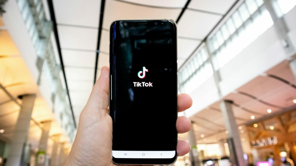 TikTok και νέοι: Πλατφόρμα ψυχαγωγίας ή πολιτικής ενεργοποίησης; Τι αποκαλύπτει έρευνα