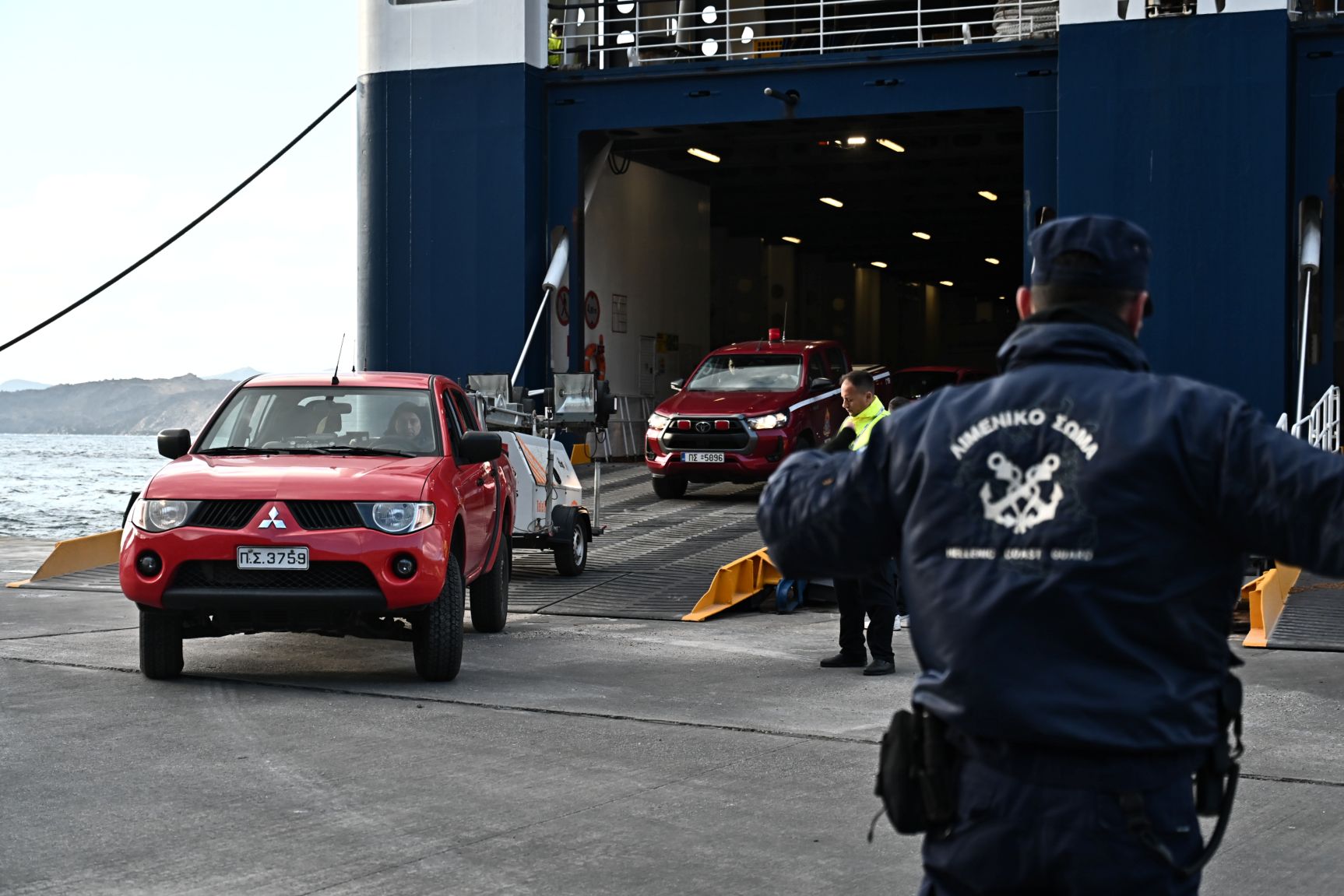 Απόβαση Στρατού, Πυροσβεστικής και Αστυνομίας στη Σαντορίνη - Δείτε φωτογραφίες