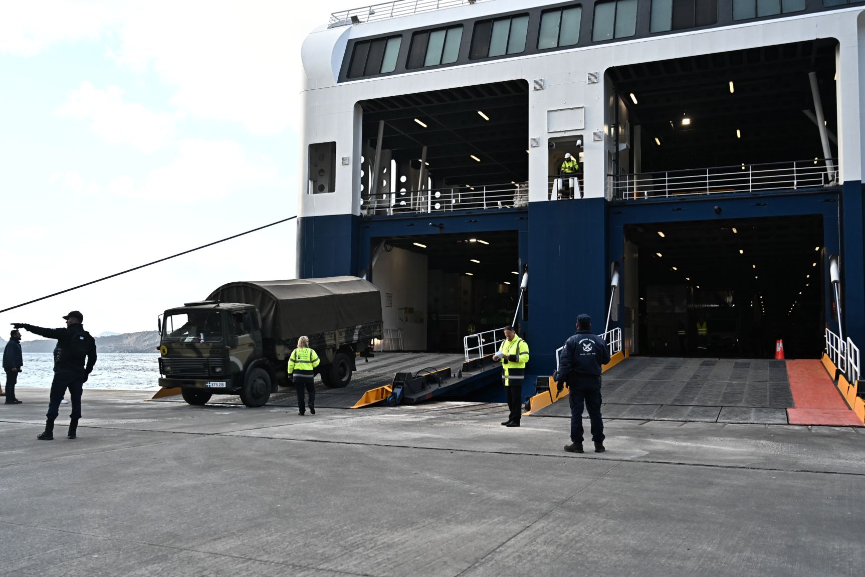 Απόβαση Στρατού, Πυροσβεστικής και Αστυνομίας στη Σαντορίνη - Δείτε φωτογραφίες